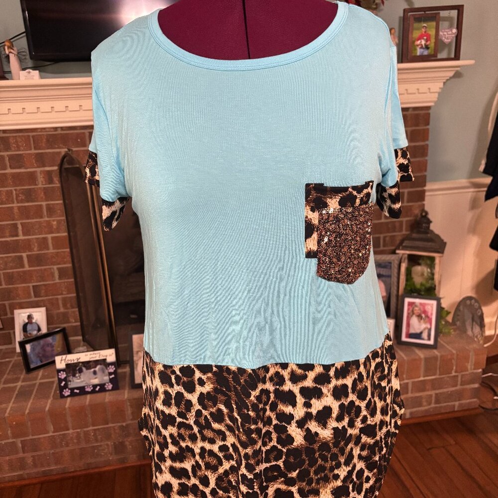HEIMISH U.S.A. LADIES BOUTIQUE SHIRT SIZE MED.  LIGHT BLUE & LEOPARD PRINT TOP